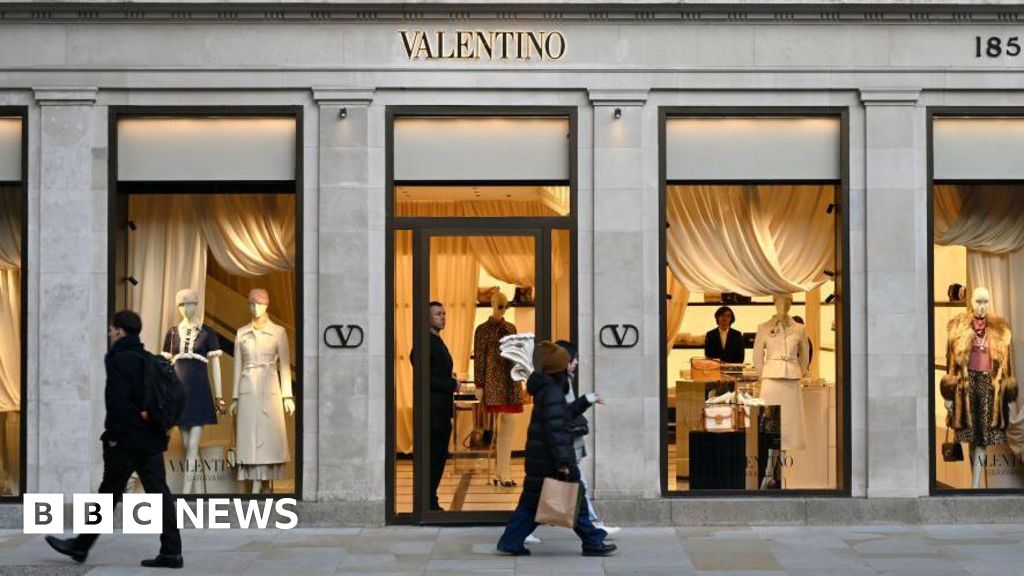 Valentino critica los anuncios de bolsos con IA “perturbadores”