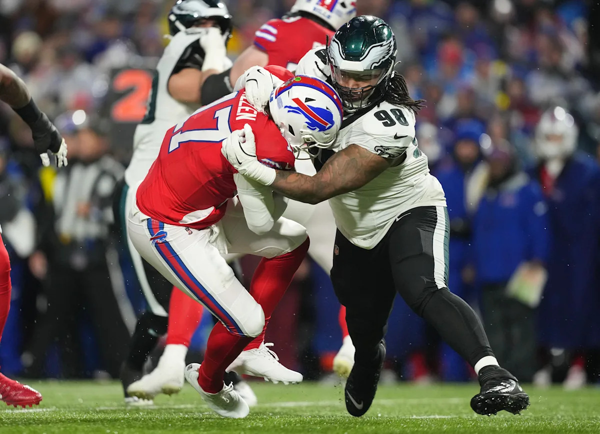 Los Eagles sofocan a los Bills y evitan una dramática remontada tardía con una parada de conversión de 2 puntos, lo que permite a los Patriots ganar la AFC Este