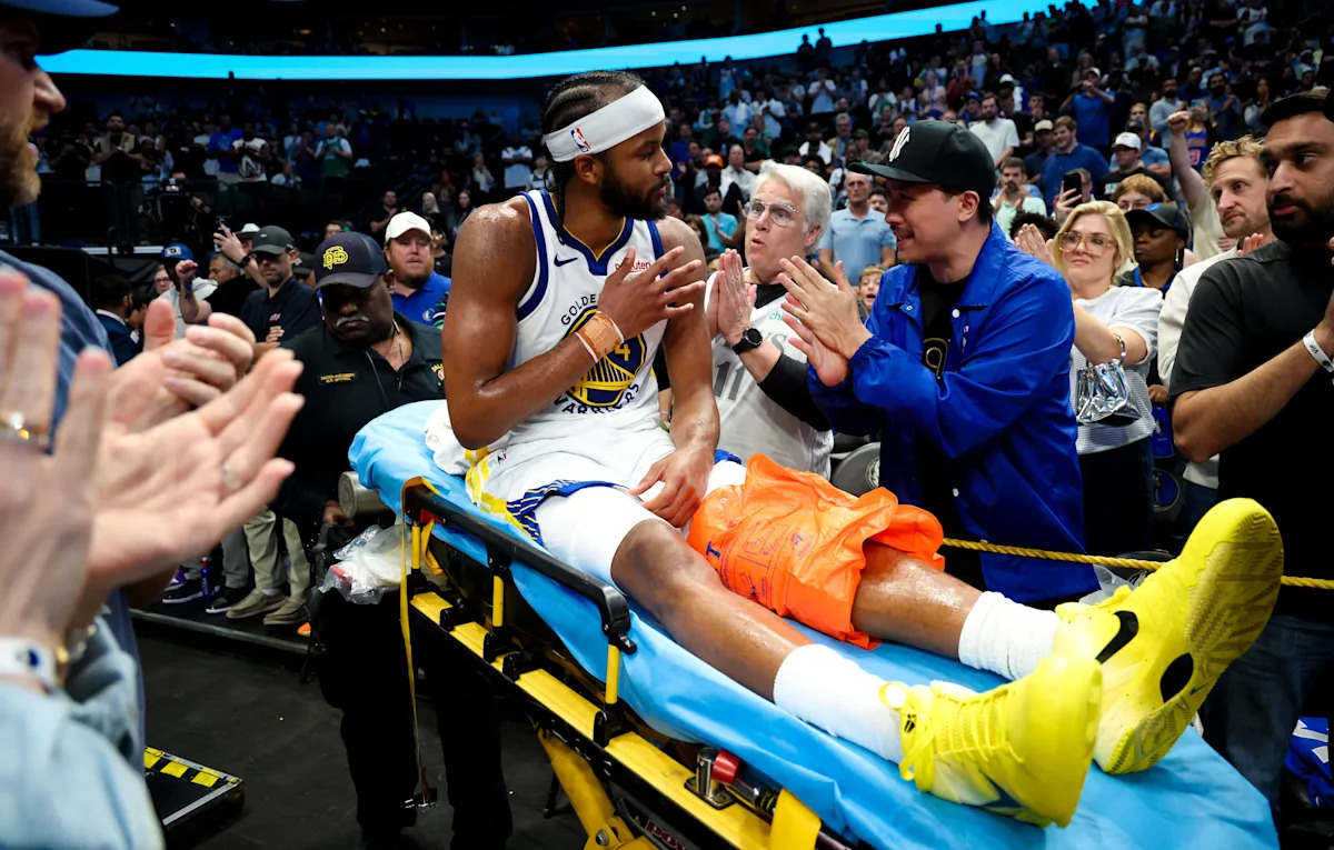 Moses Moody de los Warriors fue sacado en camilla de la cancha después de una terrible lesión en la rodilla en la victoria sobre los Mavericks