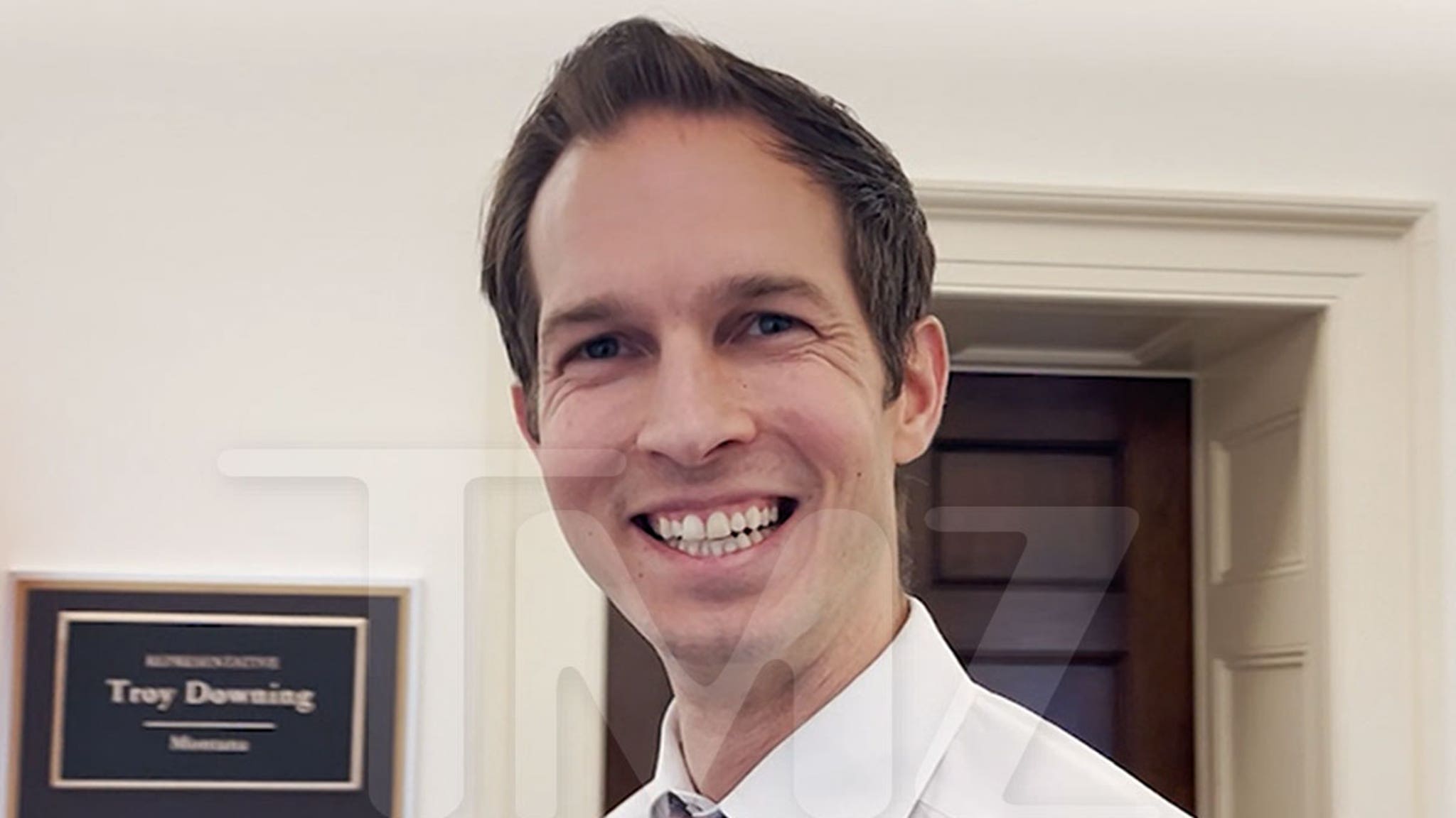 El representante Jake Auchincloss les dice a sus compañeros del Congreso que “salgan a la hierba”