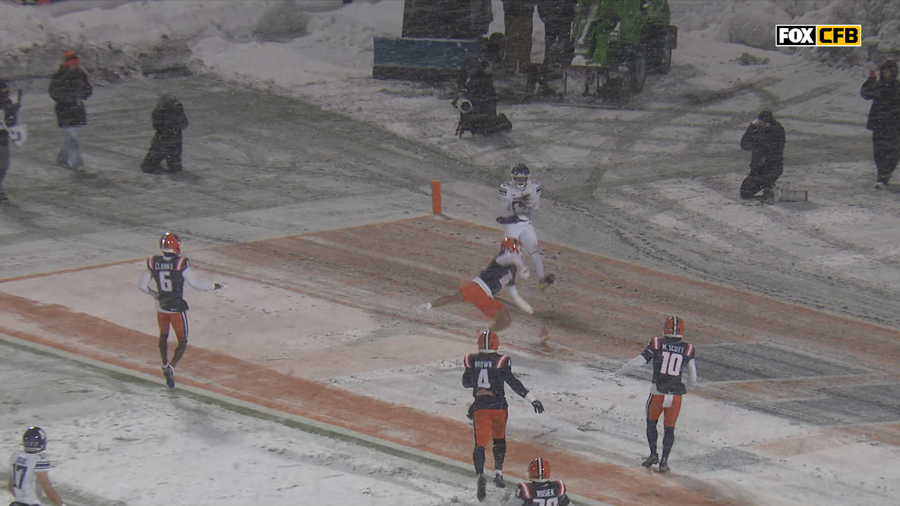 Preston Stone de Northwestern se conecta con Hayden Eligon II para un touchdown de 13 yardas, tomando la ventaja de Illinois