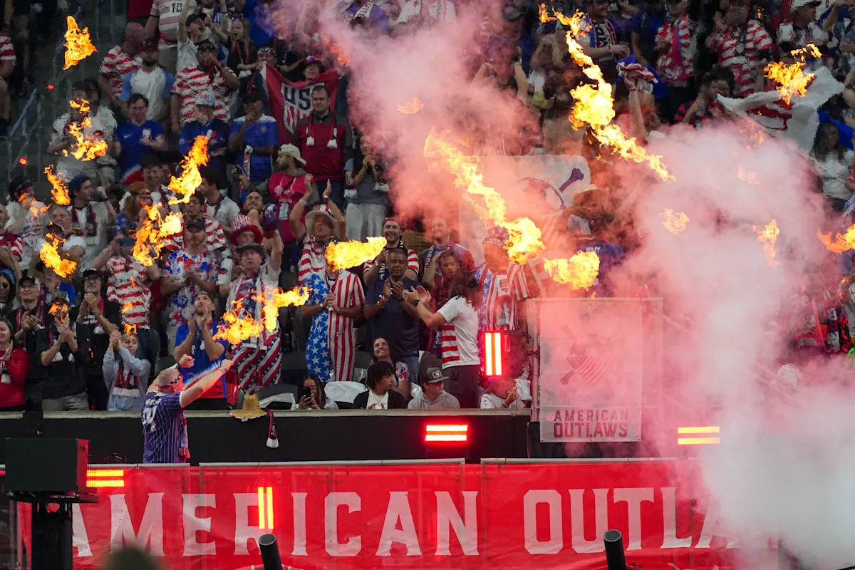 Rojo, blanco y claro: cómo los American Outlaws se convirtieron en el corazón del fútbol americano