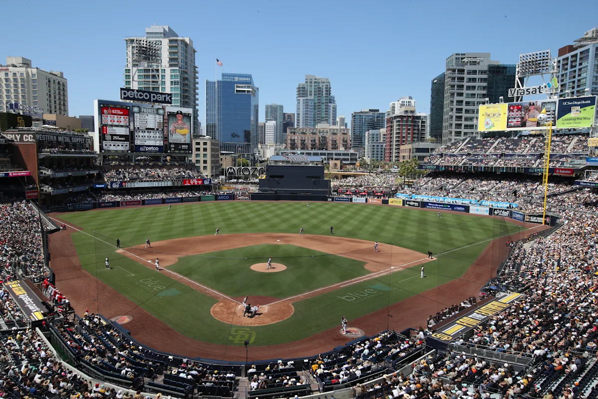 Las franquicias de los Padres cambian de nombre a ‘FTD Burger’ después de que un aparente disparo a los Dodgers se volviera viral