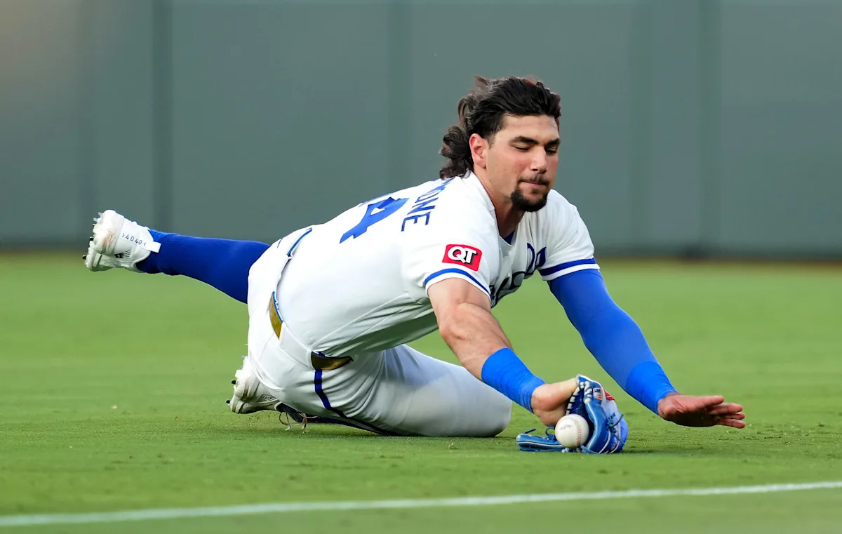 Jac Caglianone de los Reales abandona temprano el juego contra los Gigantes con una lesión en el hombro después de un salto incómodo