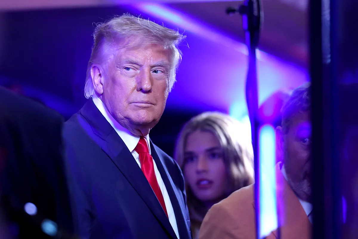 Donald Trump fue abucheado en el Madison Square Garden mientras hacía historia como primer presidente en funciones en asistir al partido de las Finales de la NBA.