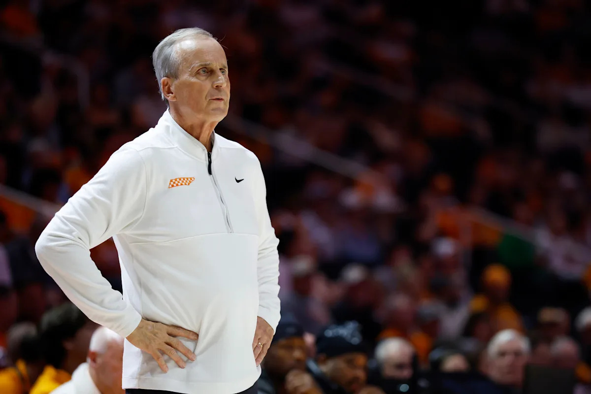 El entrenador de Tennessee, Rick Barnes, se pregunta en broma si sus jugadores apuestan en los partidos e inmediatamente se arrepiente