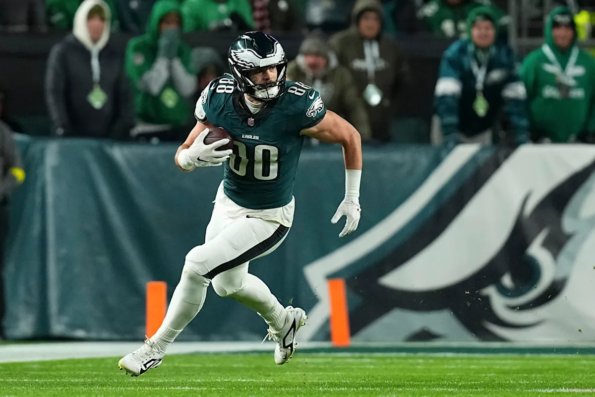 Se informa que TE Dallas Goedert acuerda un contrato de un año para quedarse con los Eagles por novena temporada
