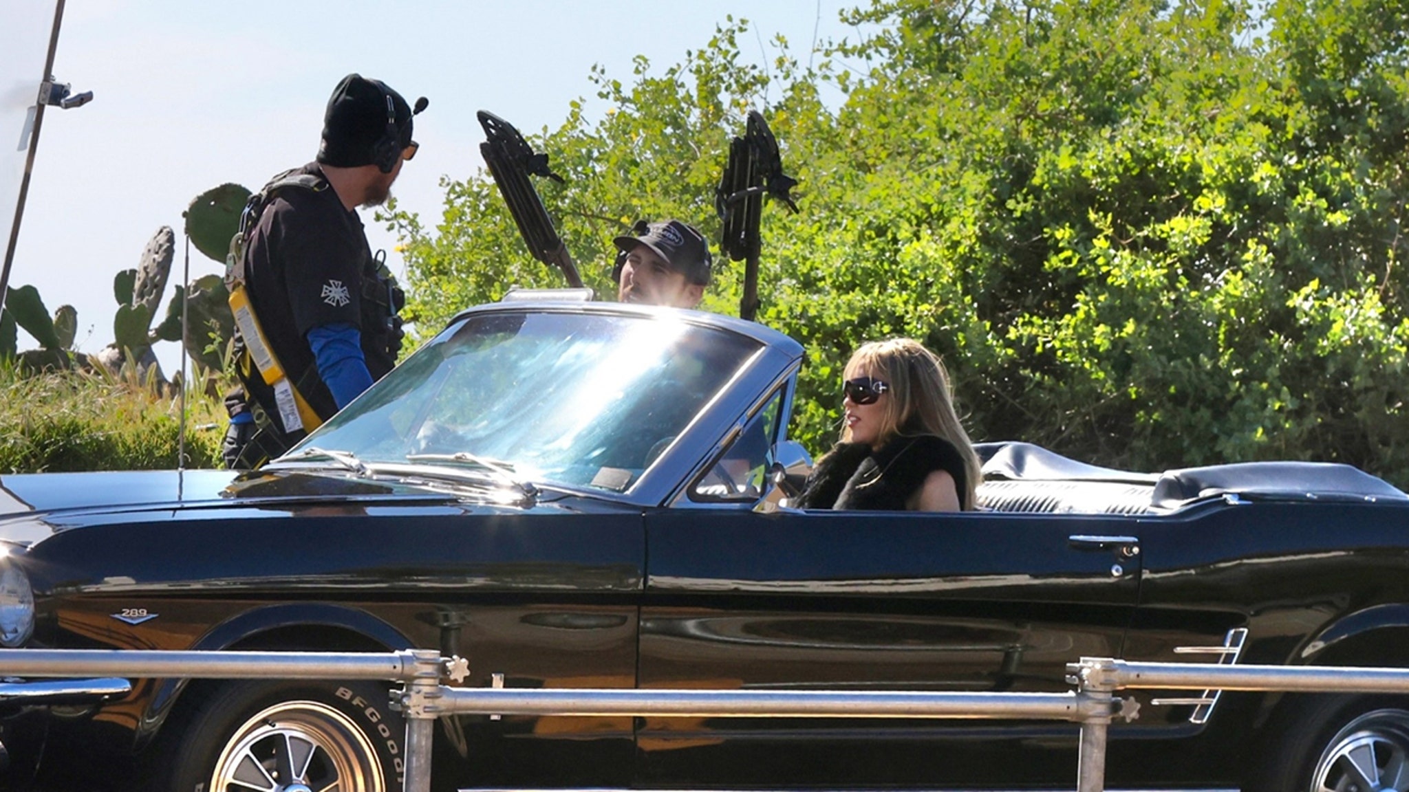 Miley Cyrus vista filmando ‘Hannah Montana Special 20th Anniversary’ en Malibú