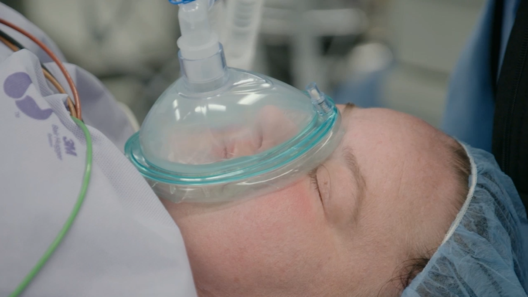 Amy, la estrella de las hermanas de 1000 libras, se somete a una cirugía para corregir el ojo vago, video