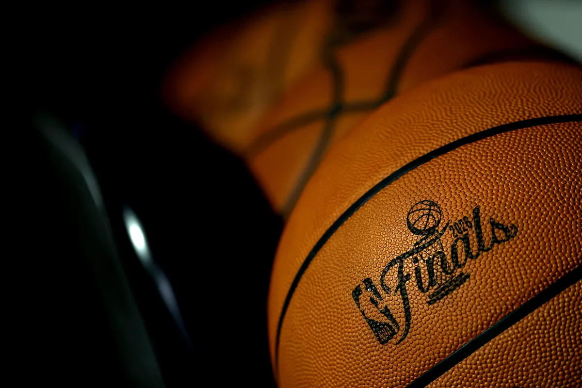 Finales de la NBA: la icónica pegatina del Trofeo Larry O’Brien regresa a las canchas de los Knicks y los Spurs por primera vez desde 2009