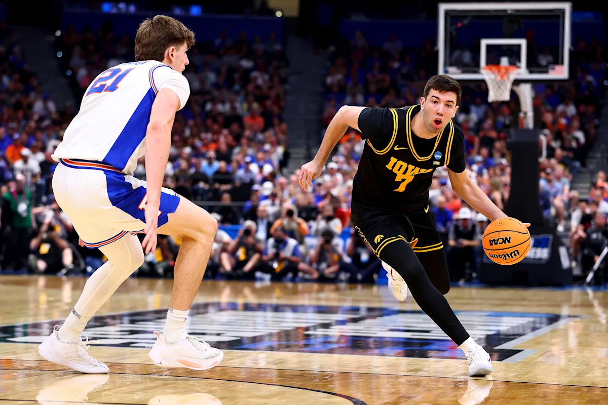 Álvaro Folgueiras anota el gol de la victoria para llevar a Iowa a superar al No. 1 Florida en el primer Sweet 16 desde 1999