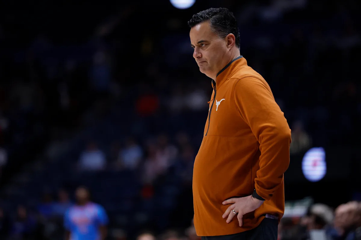 El entrenador de Texas, Sean Miller, le grita a su asistente por casi arruinar el timbre del equipo al irrumpir en la cancha demasiado pronto.