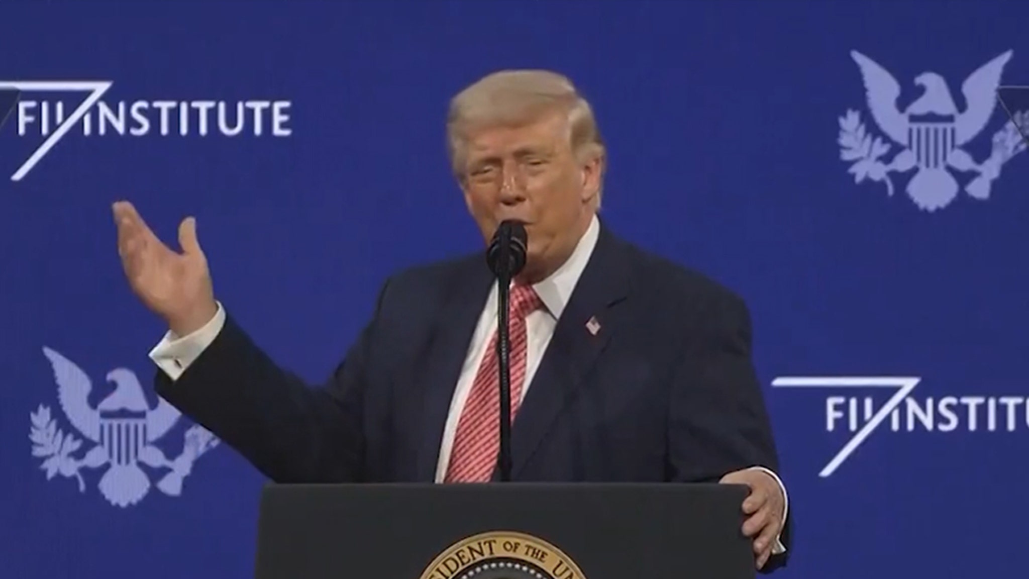 El presidente Trump dice inexplicablemente que la gente puede preguntarle sobre sexo