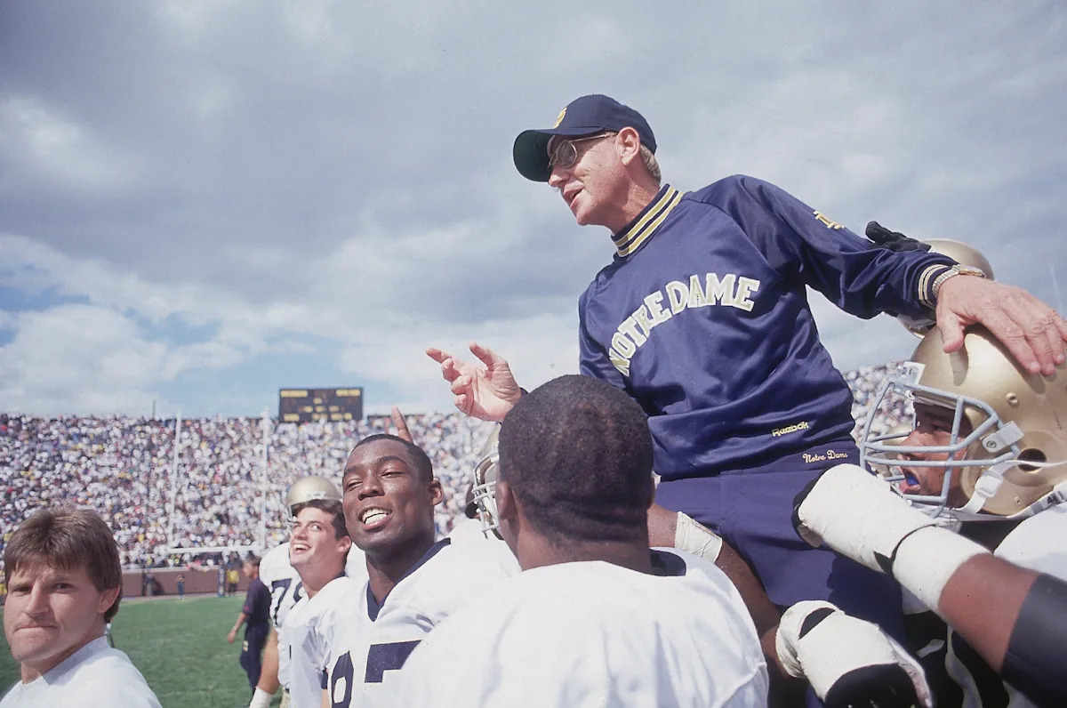 Muere Lou Holtz: Marcus Freeman, Skip Holtz y Fighting Irish rinden homenaje al fallecido gran Notre Dame