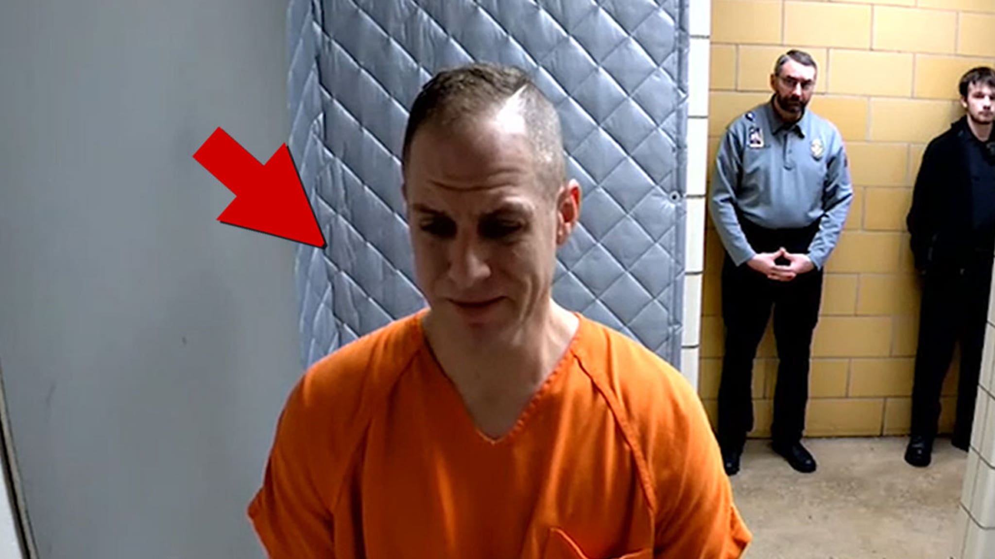 Caleb Flynn, ex alumno de American Idol, hace su primera comparecencia ante el tribunal, vídeo