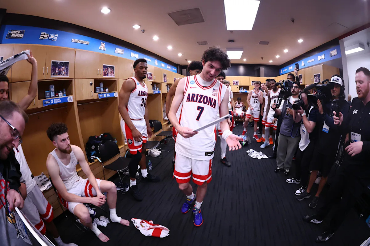 Mientras Tommy Lloyd sopesaba la oferta de la UNC, un suplente de Arizona, el hijo del AD y posible futuro agente del entrenador, la vio desde todos los ángulos.