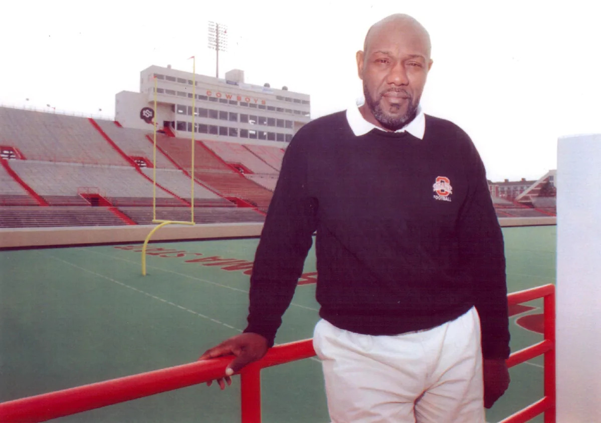 Muere el ex entrenador de fútbol de Oklahoma State Bob Simmons a los 77 años