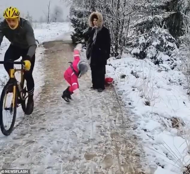 Un padre que publicó imágenes de un ciclista arrodillando a su hija de cinco años en el suelo por bloquearle el camino ganó una batalla legal después de que el ciclista lo llevara exitosamente a los tribunales.