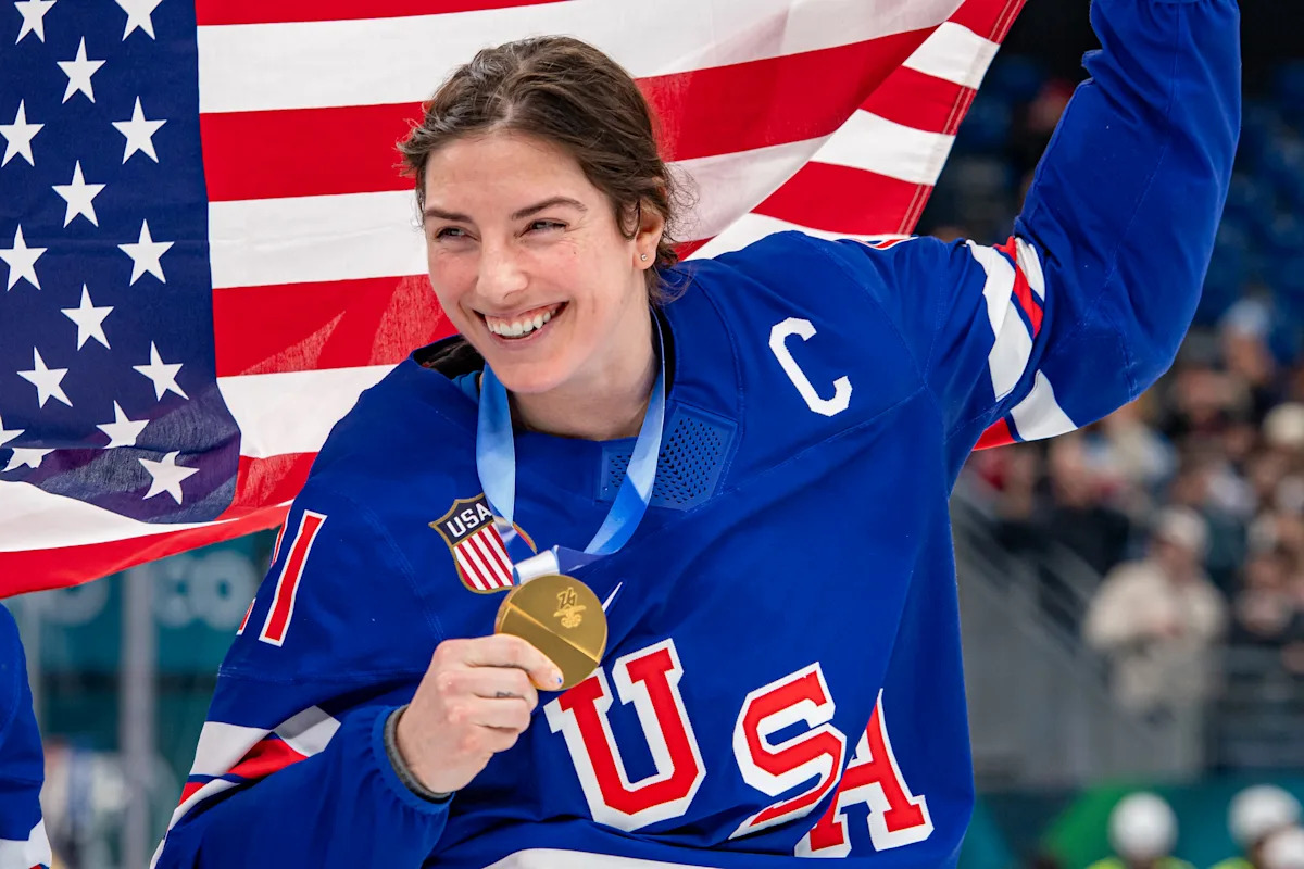 La capitana estadounidense de hockey sobre hielo, Hilary Knight, revela que jugó en los Juegos Olímpicos de Invierno de 2026 con un desgarro del ligamento colateral medial en la rodilla