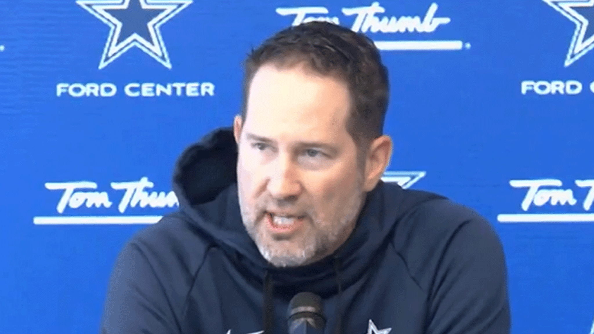 El entrenador de los Cowboys, Brian Schottenheimer, revela el embarazo de la novia de Marshawn Kneeland