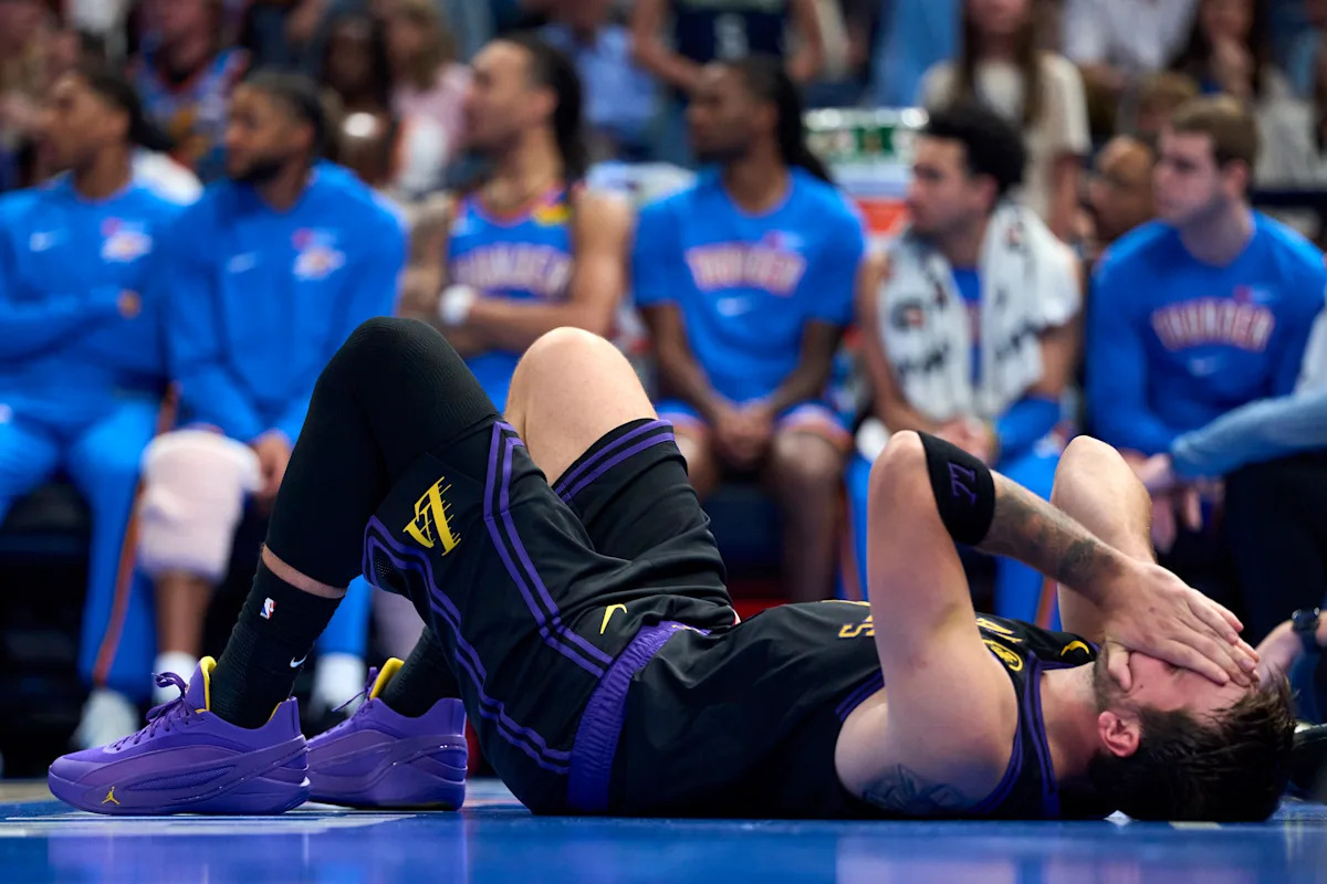 La estrella de los Lakers, Luka Dončić, se perderá el resto de la temporada regular por una distensión en el tendón de la corva y desafiará el mínimo de 65 juegos de la NBA para ser elegible para premios.