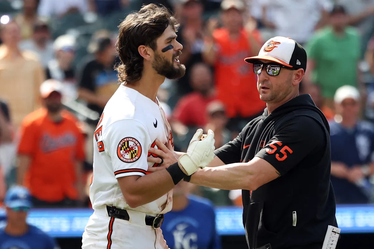 Blaze Alexander de los Orioles sufre una fractura en la mano después de ser golpeado por un lanzamiento que provocó un incidente de limpieza de banca en la victoria sobre los Reales