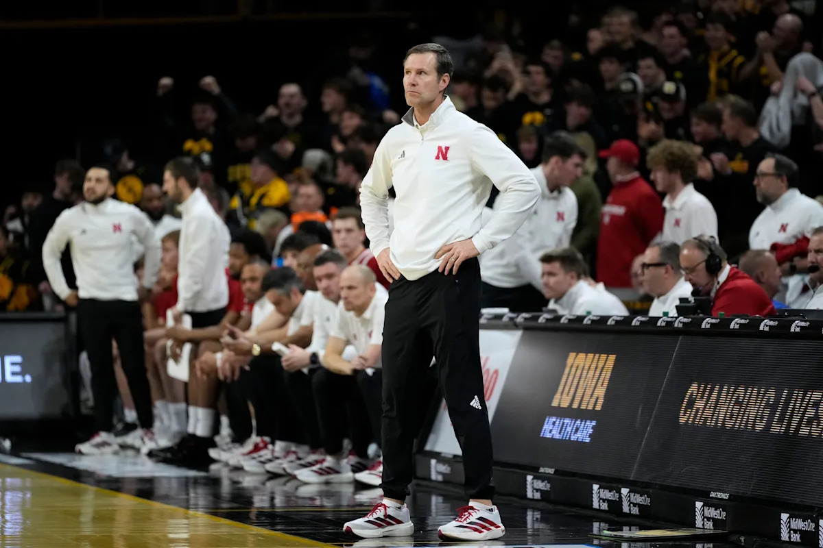 Big Ten se niega a disciplinar al entrenador de Nebraska, Fred Hoiberg, por arrebatarle el teléfono de la mano a un fanático de Iowa durante una tormenta en el campo
