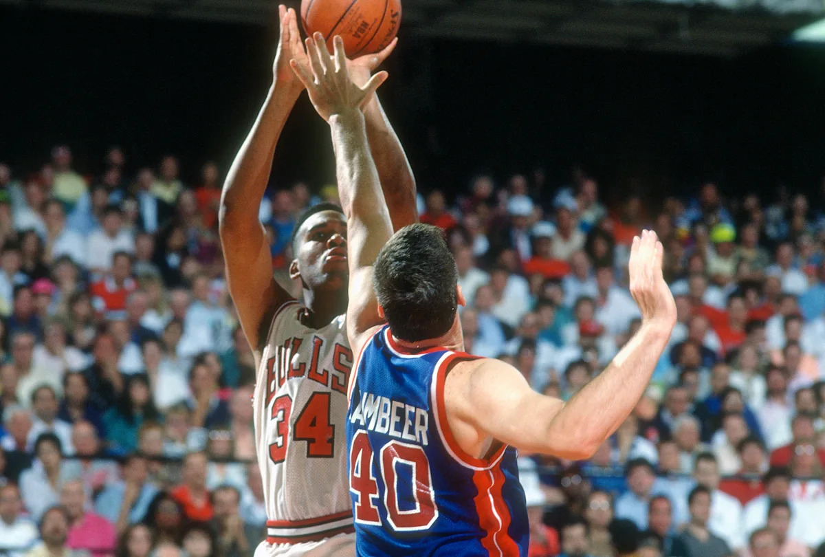 Stacey King, tres veces campeona de la NBA y locutora de los Bulls, muere a los 59 años