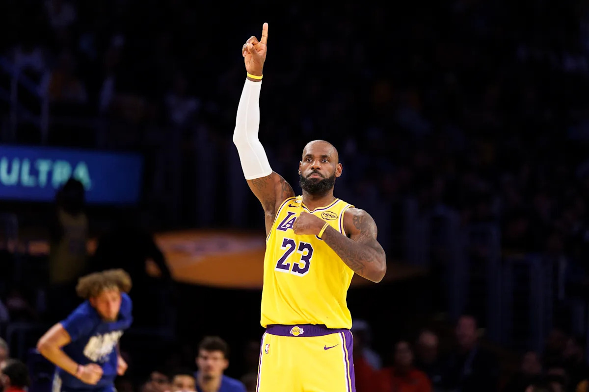 LeBron James se convierte en el jugador de mayor edad en la historia de la NBA en registrar un triple-doble