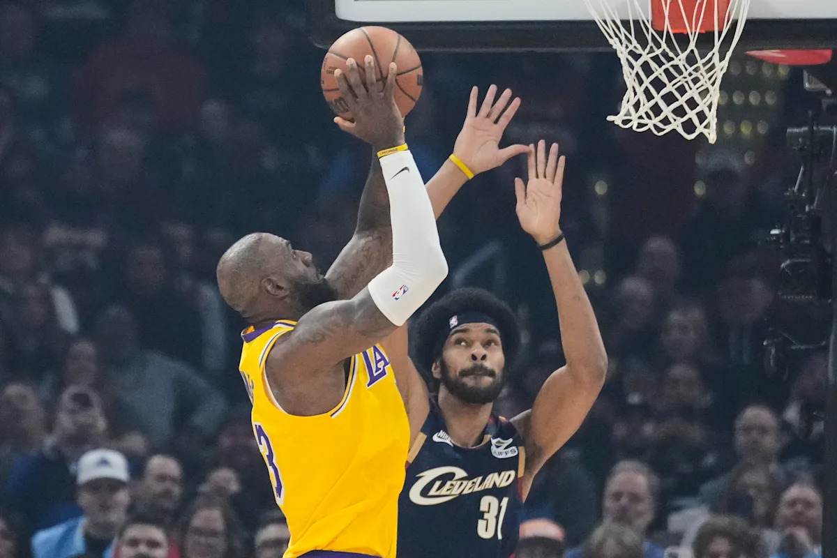 LeBron James anota 11 puntos en lo que podría ser su último partido en Cleveland, mientras los Cavs estrangulan a los Lakers