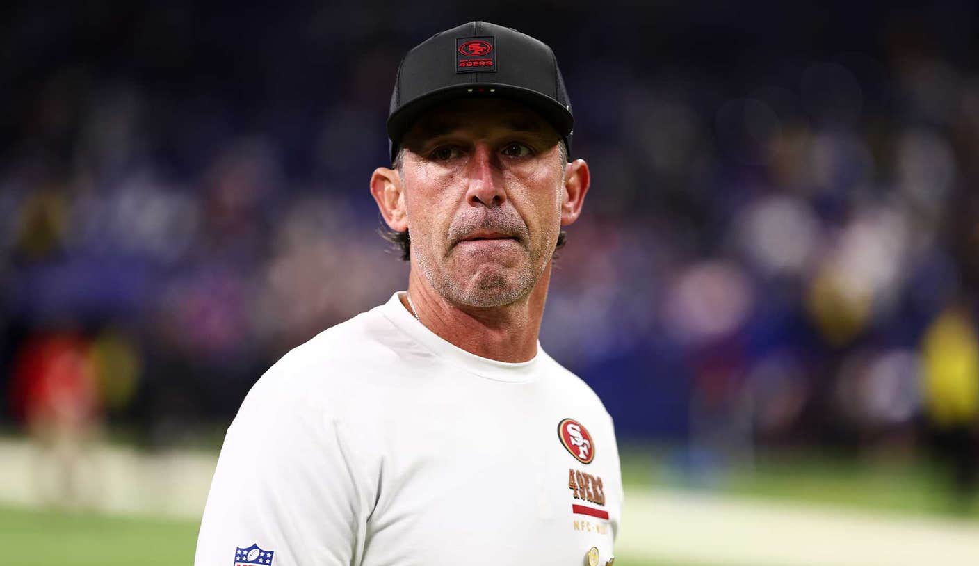 Kyle Shanahan de los 49ers hace una breve aparición en el campo de entrenamiento después de un accidente automovilístico