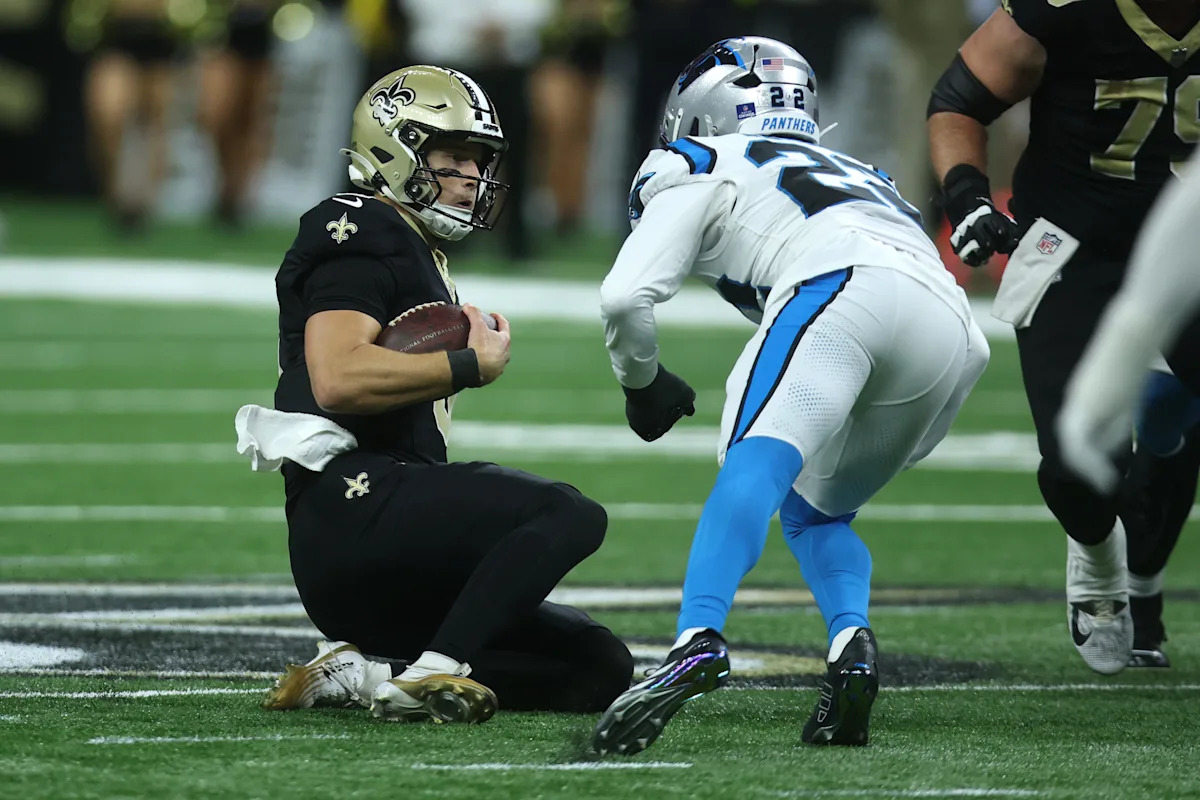 Los Panthers fallan el tiro en la ventaja de la NFC Sur después de que un golpe tardío al QB Tyler Shough corta el FG ganador de los Saints en 15 yardas
