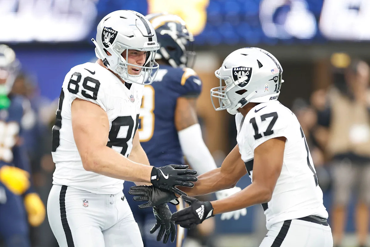 Justo cuando los managers del Fantasy estaban a punto de darse por vencidos, Brock Bowers realiza una atrapada increíble para el segundo touchdown contra los Chargers.