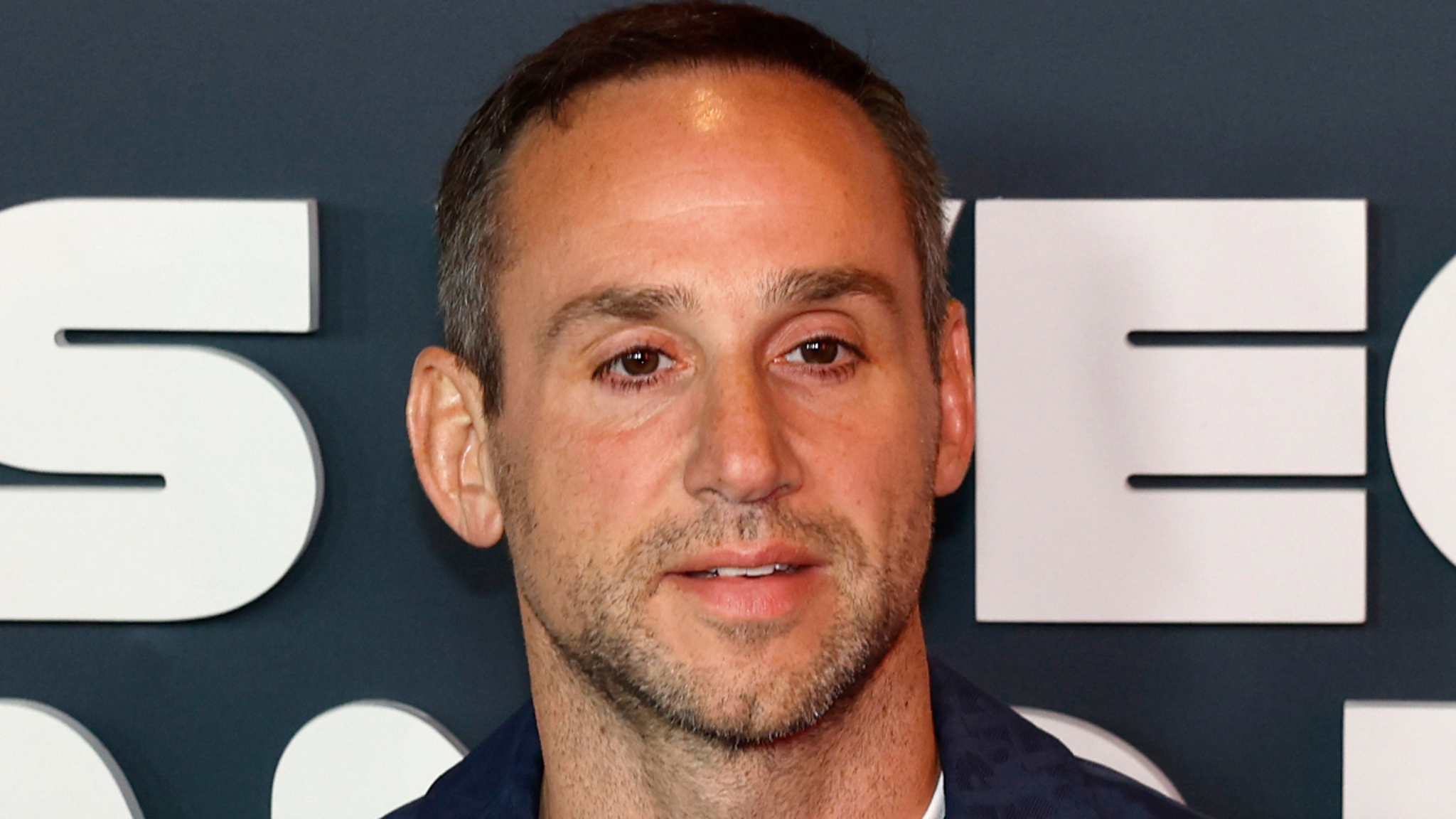 El ama de llaves de Michael Rubin arrestada ante la cámara y supuestamente robó 130.000 dólares