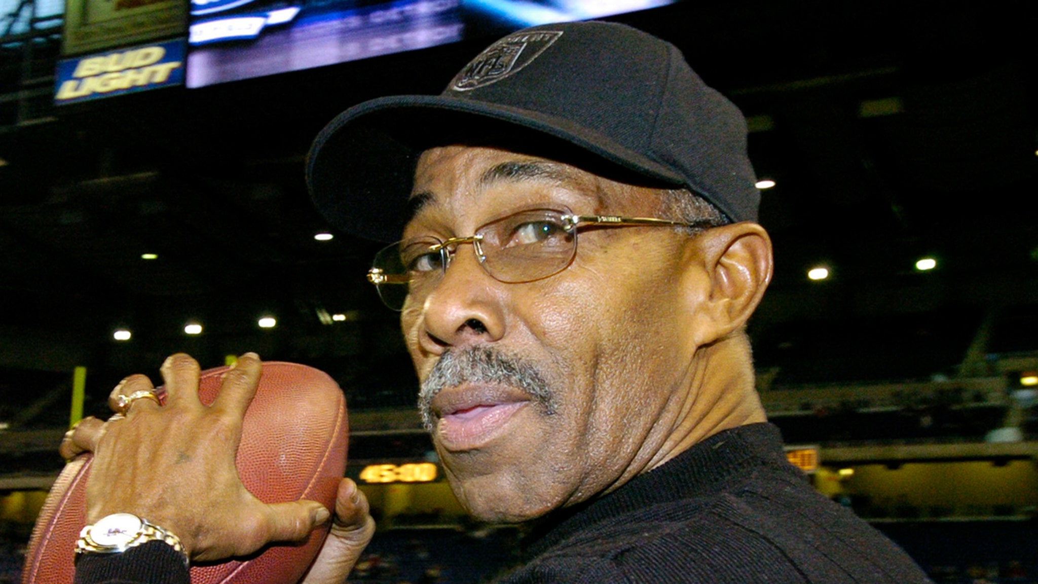 El miembro del Salón de la Fama de la NFL Lem Barney no está muerto, dice su familia