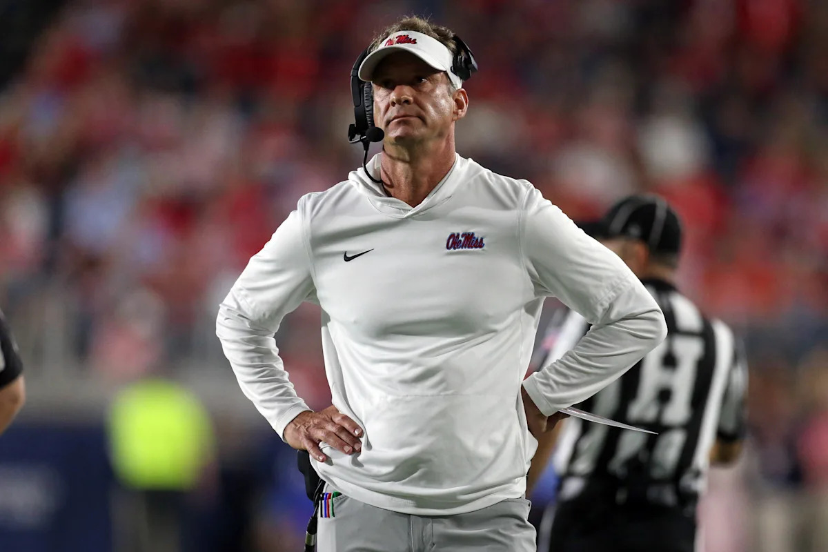 Los fanáticos de Ole Miss se apresuran al aeropuerto para abuchear y derribar a Lane Kiffin en su camino a Baton Rouge después de aceptar el trabajo de LSU.