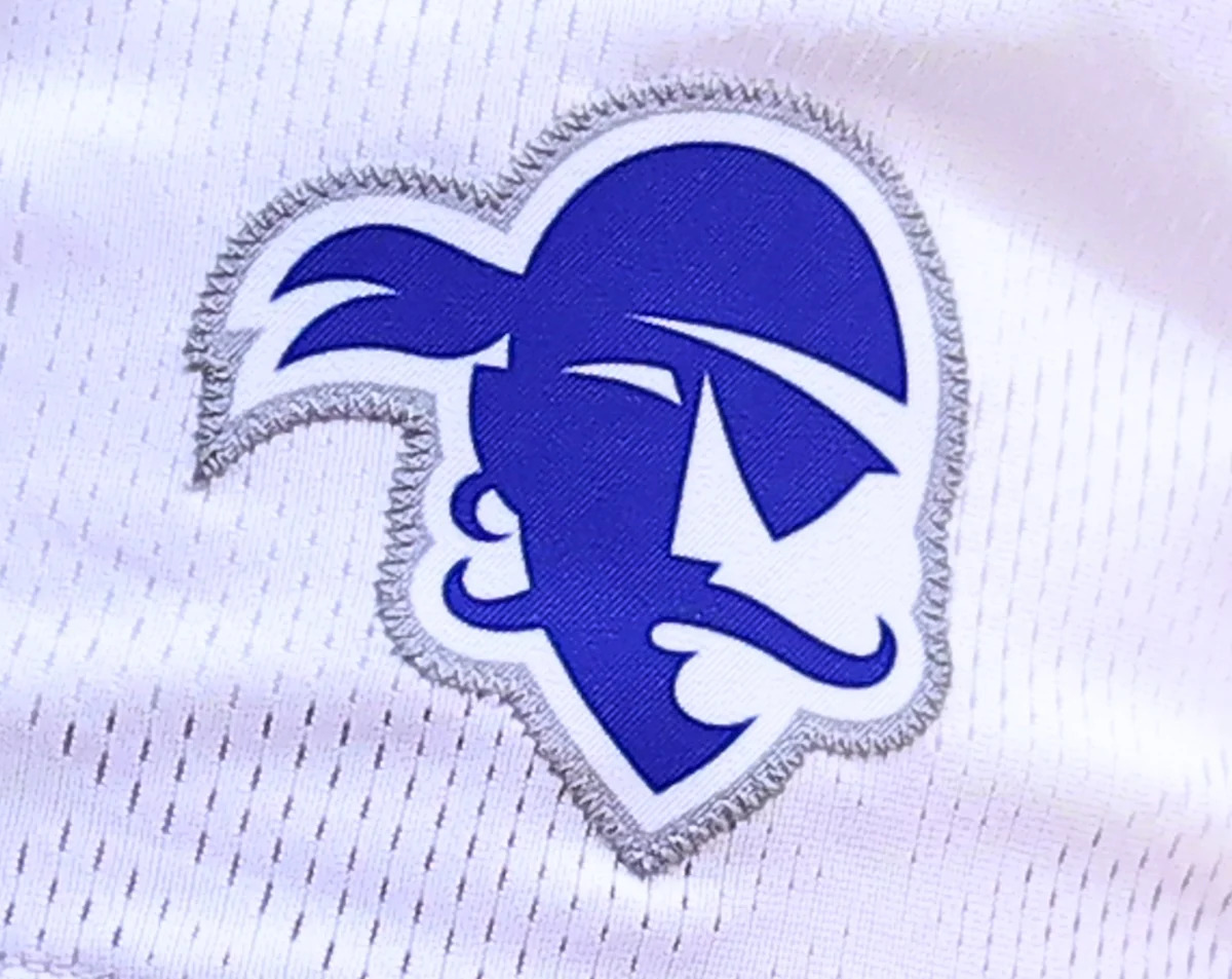 El jardinero de Seton Hall sufre una grave lesión en la pierna izquierda mientras rodeaba la primera base después de conectar un jonrón