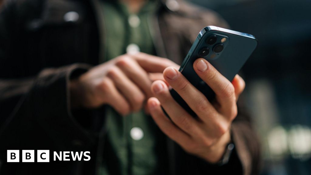 Un anuncio que dice “se puede eliminar cualquier cosa” está prohibido en una aplicación de edición de IA