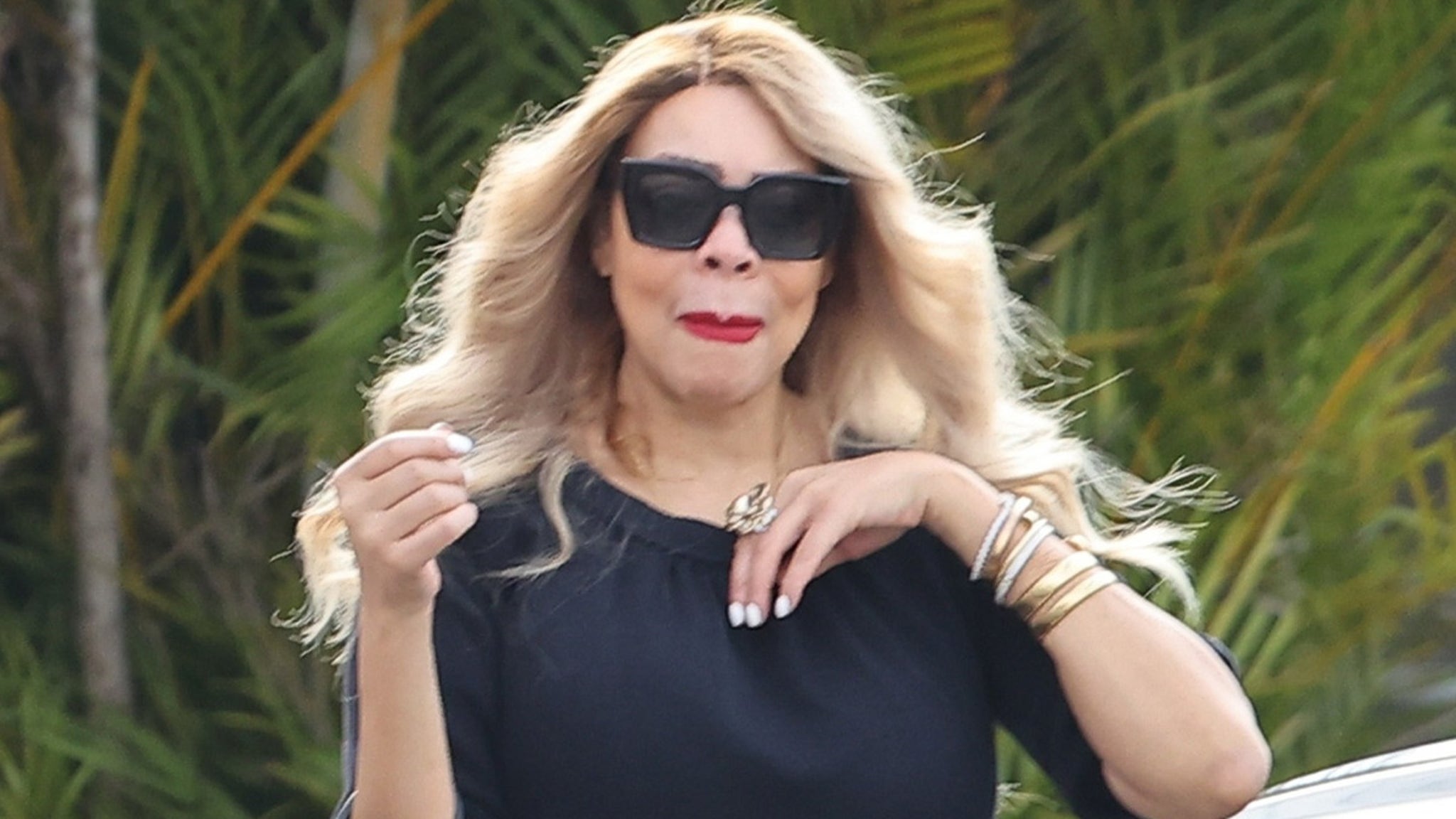 Wendy Williams parece inconsolable mientras asiste al funeral de su padre