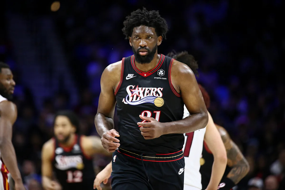 Joel Embiid estará fuera al menos 3 juegos después de que una resonancia magnética revelara una lesión en el oblicuo