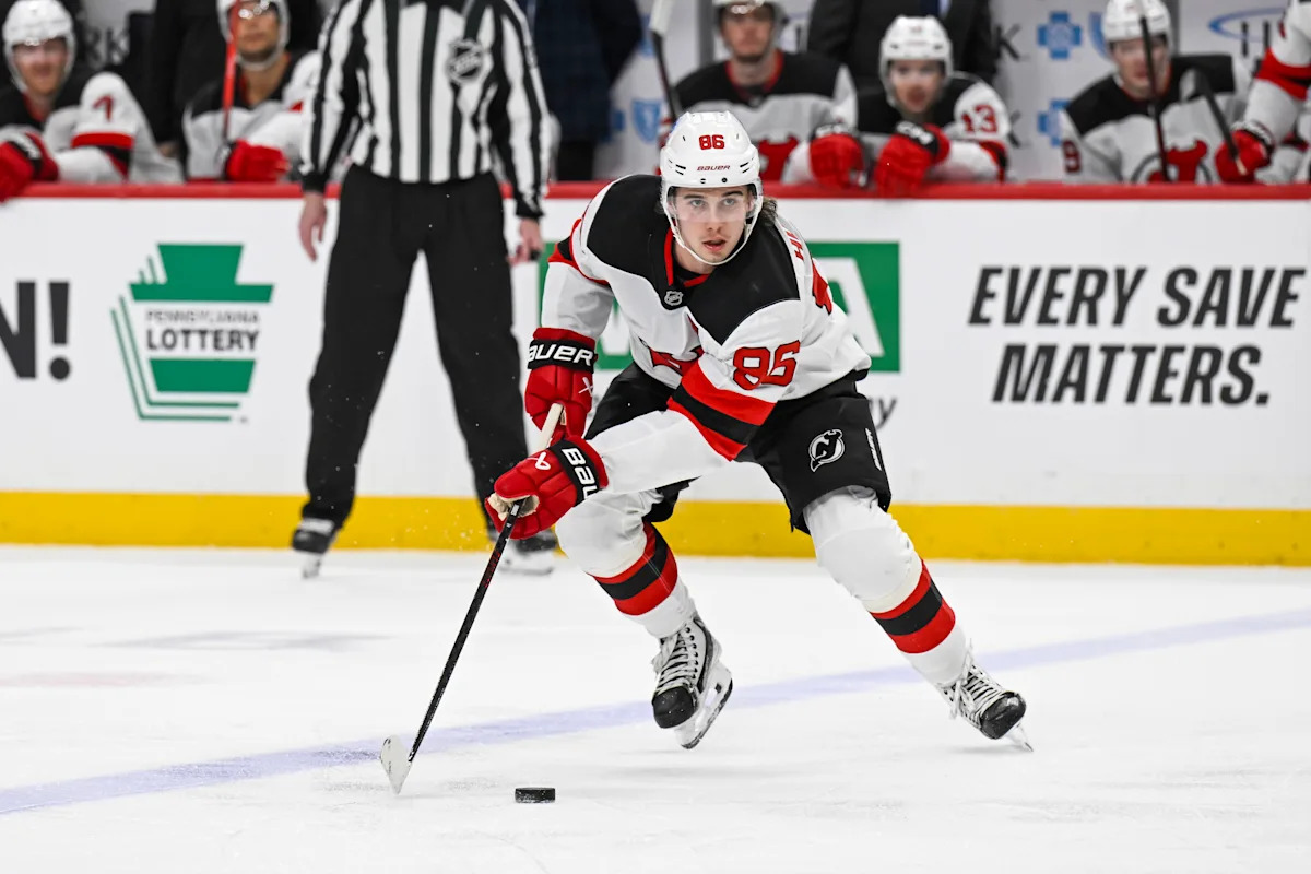 El héroe olímpico Jack Hughes recibe una ovación de pie en el camino por parte de la multitud de Pittsburgh