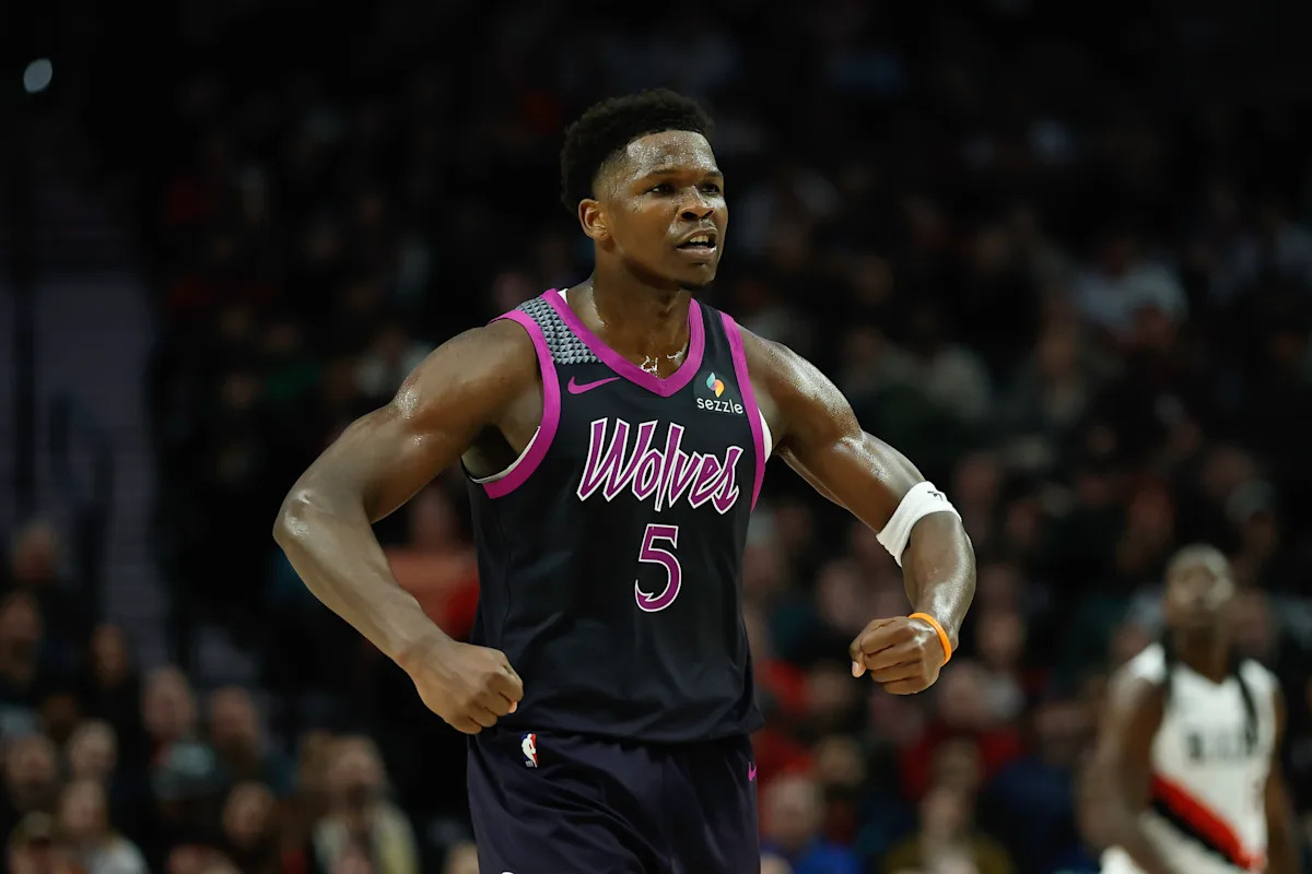 La NBA multa a Anthony Edwards, de los Timberwolves, con 25.000 dólares por tirar la pelota a las gradas
