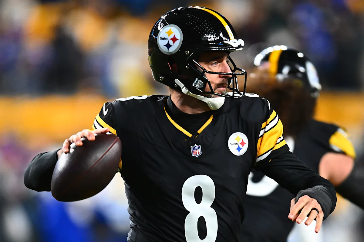 Aaron Rodgers es golpeado fuerte por Joey Bosa, pierde el balón para el TD de los Bills y abandona el juego brevemente