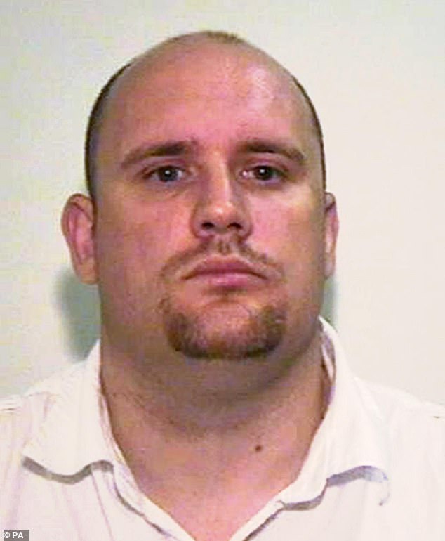 Uno de los peores pedófilos de Gran Bretaña ha lanzado una nueva apuesta por la libertad después de convencer a una trabajadora de una guardería para que abusara de los 64 niños y niños pequeños bajo su cuidado.