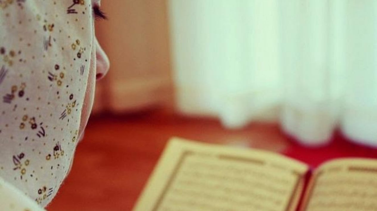 La preferencia por recitar Surat Al-Kahfi los viernes es una práctica Sunnah que protege contra la fitnah del Dajjal.