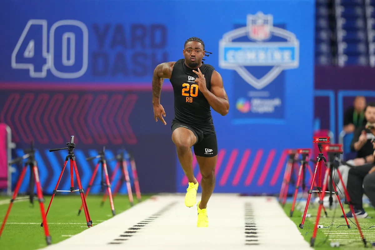 Mike Washington Jr., de Arkansas, llora después de correr la carrera de 40 yardas más rápida entre los corredores