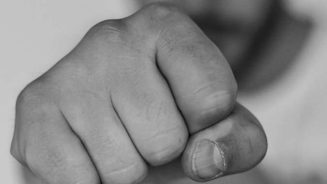 Una discusión por teléfonos móviles desemboca en una brutal violencia doméstica en Depok; su esposa sufre graves lesiones en los ojos