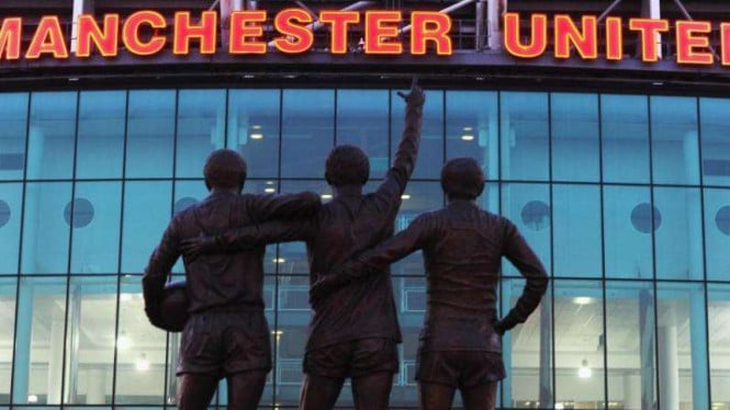 5865d1ef1af4f-patung-the-holy-trinity-ikon-markas-mu-old-trafford_665_374.jpg