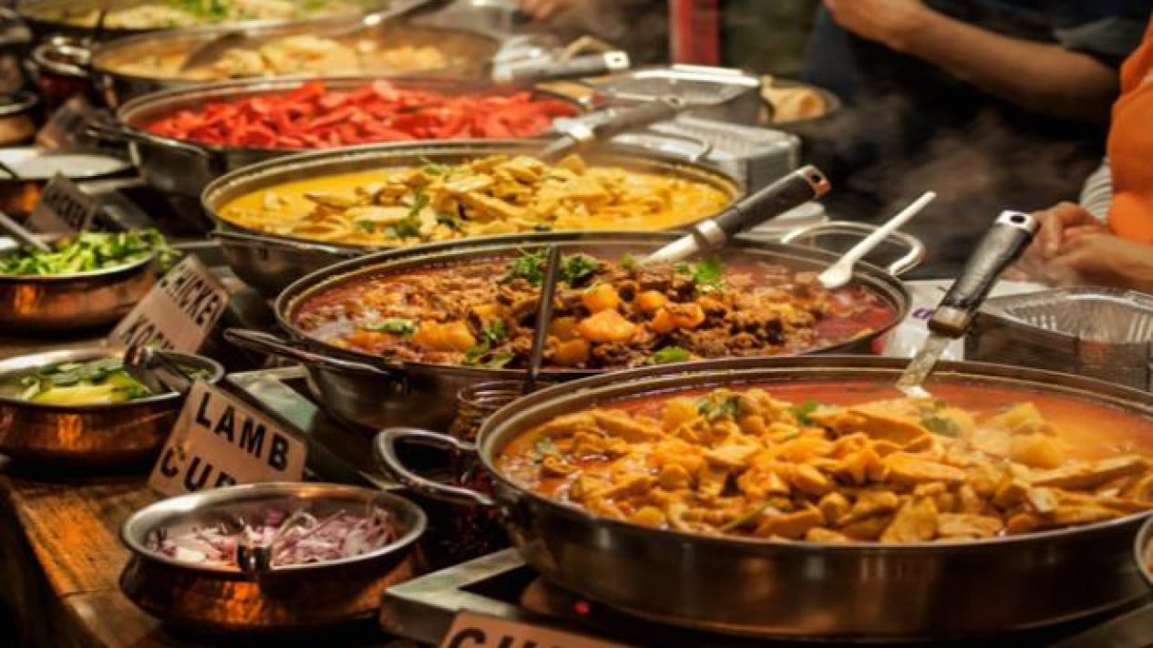 Detrás de los restaurantes abarrotados durante el Eid, hay un drama que rara vez sale a la luz