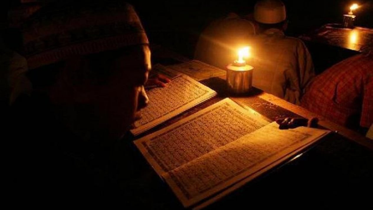 Durante el mes de Ramadán es una prioridad leer y completar el Corán, y practicar cómo llegar a la noche de Qadr.